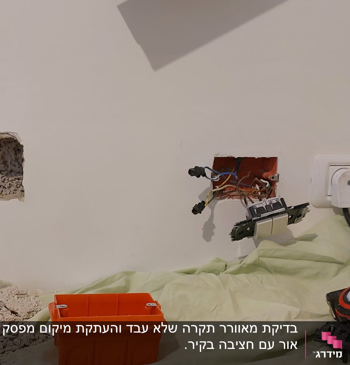 עבודת חשמל עם חוטים, שקע וכלי עבודה